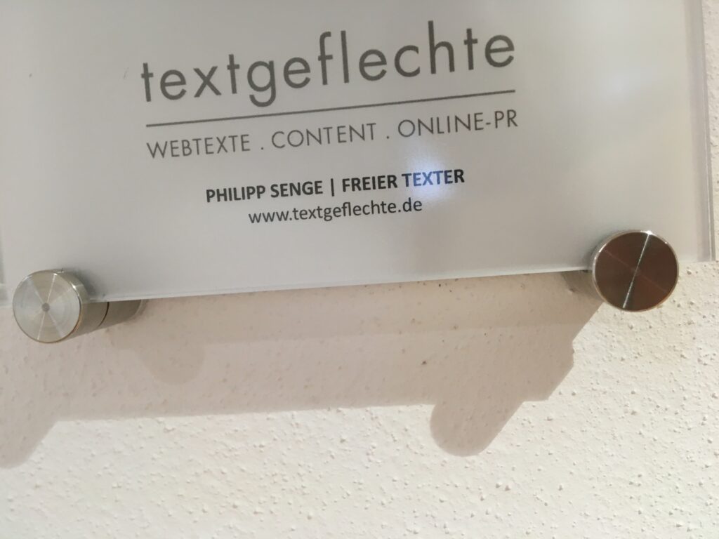 textgeflechte – Webtexte, Content, Online-PR. Türschild im Herrenhof Erla.  Kontaktieren Sie mich. 